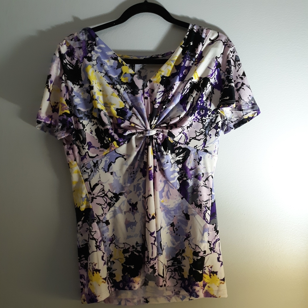 Daisy Fuentes multi color knot top w short sleeves
